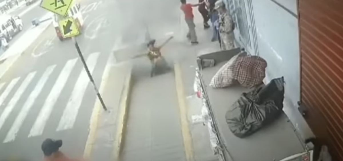 Βίντεο: Γυναίκα παγιδεύεται στο πεζοδρόμιο έπειτα από έκρηξη