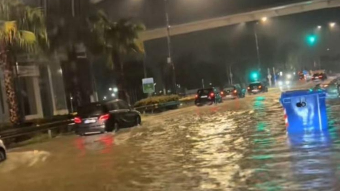 Κακοκαιρία «Elena»: Πλημμύρησε η Λεωφόρος Ποσειδώνος από την έντονη βροχόπτωση – Διεκόπη η κυκλοφορία