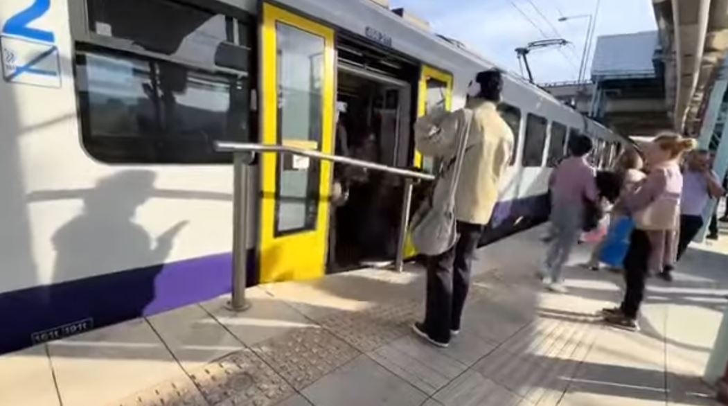 Βίντεο: Συρμός του Προαστιακού σταματάει μπροστά σε κάγκελο – «Ζογκλερικές» κινήσεις των επιβατών για να περάσουν