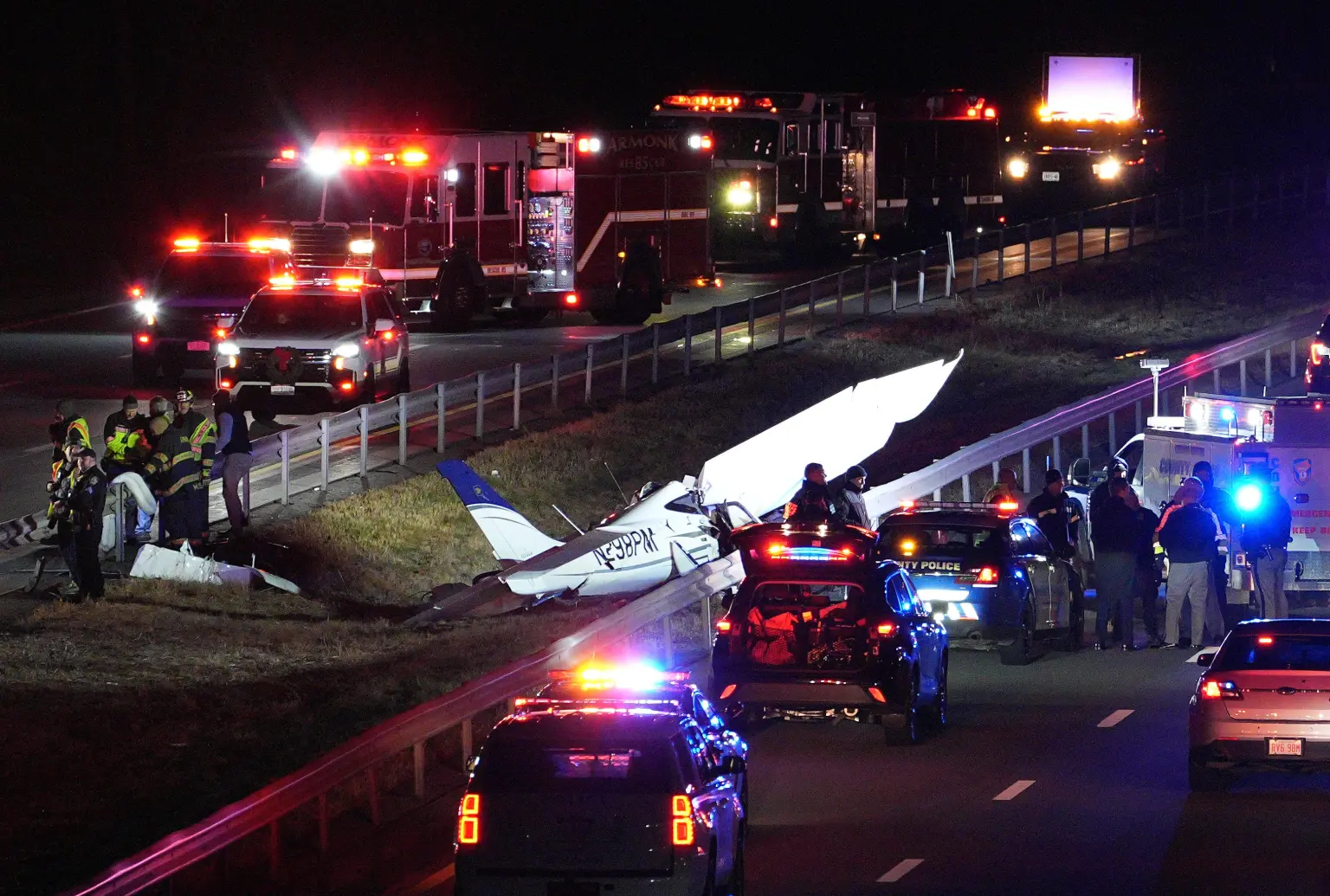 Συνετρίβη αεροσκάφος σε αυτοκινητόδρομο της Νέας Υόρκης – Βίντεο από το σημείο