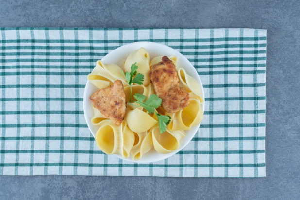 Συνταγή για νόστιμες μπουκιές κοτόπουλου με βούτυρο και σκόρδο