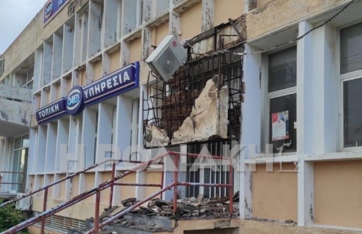 Κακοκαιρία Bora – Ρόδος: Κατέρρευσε τμήμα εισόδου στο κτίριο του ΟΑΕΔ – ΦΩΤΟ