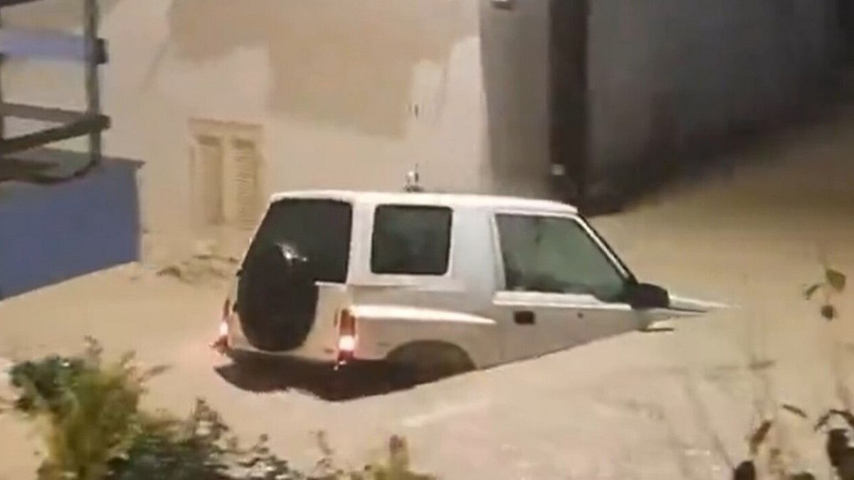 Κακοκαιρία «Bora»: Δύσκολη νύχτα στη Ρόδο – Άνθρωποι εγκλωβισμένοι στα αυτοκίνητά τους – ΒΙΝΤΕΟ