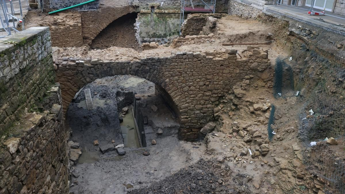 Ήρθαν στο φως μια γέφυρα, σε σημαντικό βαθμό διατηρημένη στο κυρίως κάστρο, δύο αμυντικοί πύργοι, ένα αμυντικό τείχος και μια βαθιά τάφρος. Φωτογραφία: Anouk Antony