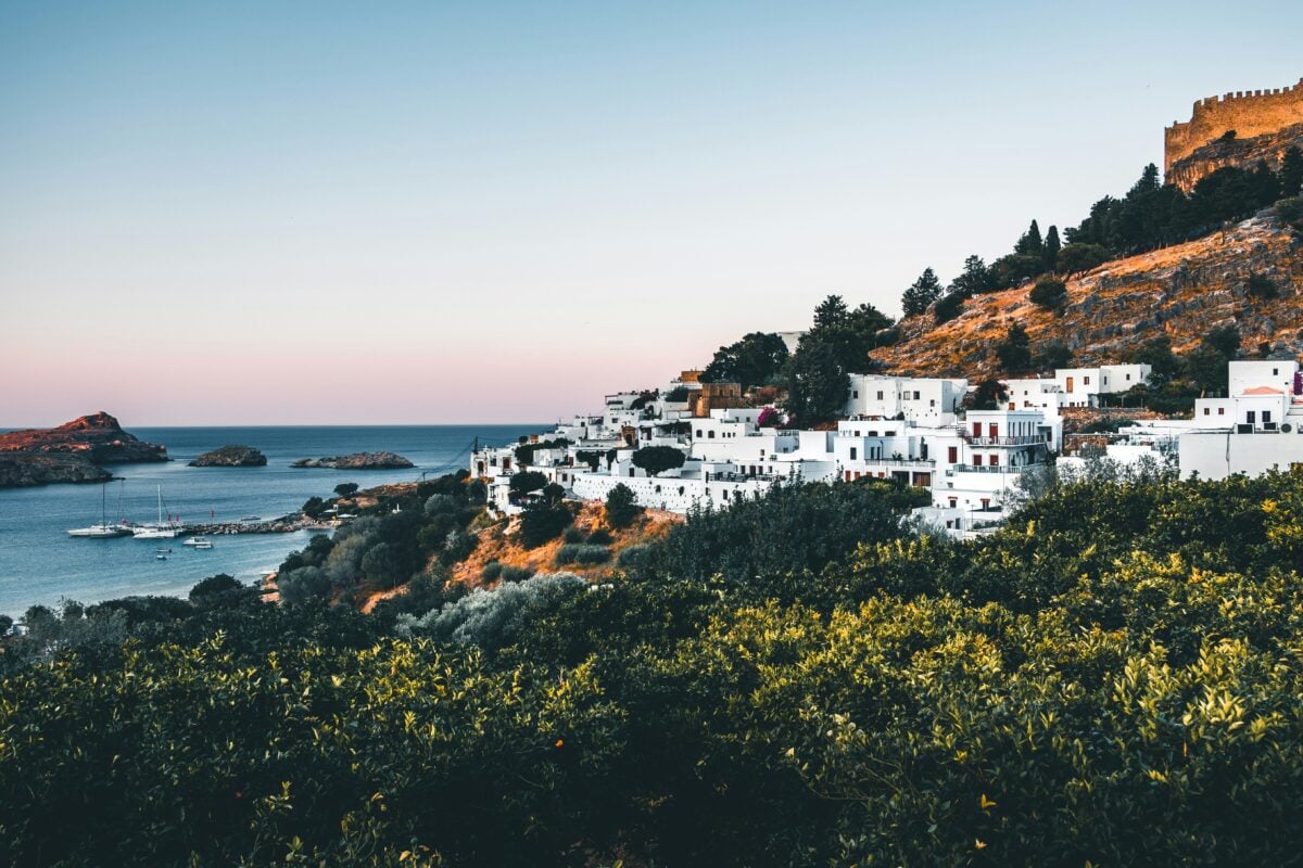 Τι σημαίνει η φράση «χωριό που φαίνεται, κολαούζο δεν θέλει» και από πού προέρχεται
