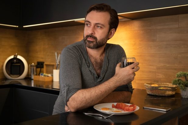 Ύπνος: Γιατρός εξηγεί πότε πρέπει να τρώτε το τελευταίο γεύμα της ημέρας για να χάσετε βάρος και να κοιμηθείτε καλά