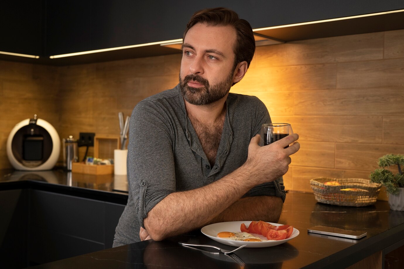 Ύπνος: Γιατρός εξηγεί πότε πρέπει να τρώτε το τελευταίο γεύμα της ημέρας για να χάσετε βάρος και να κοιμηθείτε καλά