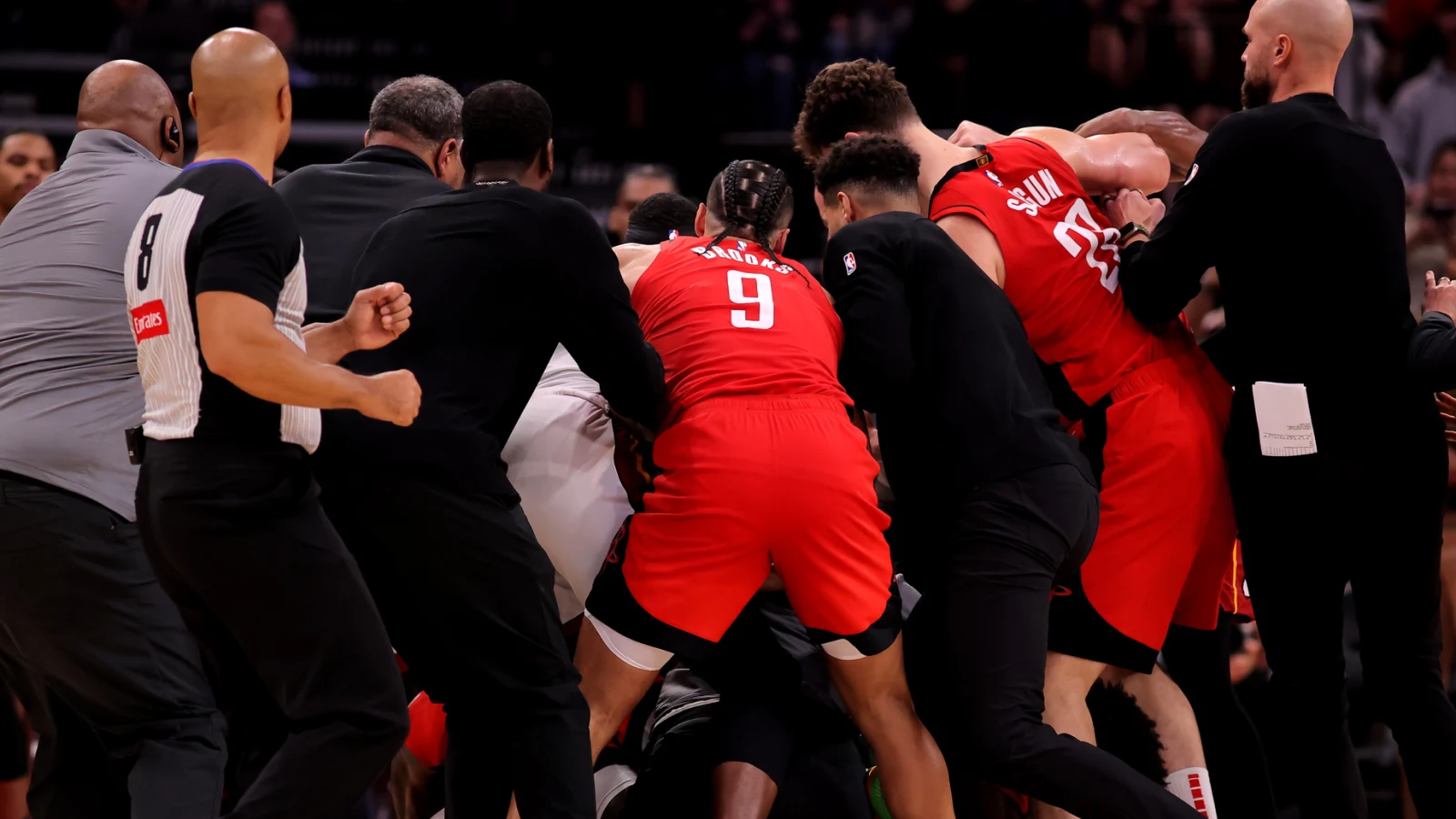 Βίντεο: Σύρραξη και αποβολές στον αγώνα Χιτ – Ρόκετς του NBA – «Χαμός στο παρκέ εδώ στο Χιούστον»