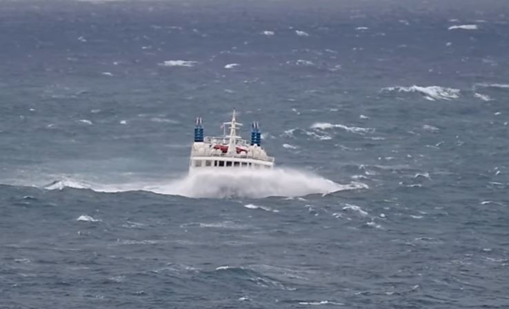 Νάξος: Eντυπωσιακό βίντεο του «Σκοπελίτη» που προσεγγίζει το λιμάνι με 7 μποφόρ 