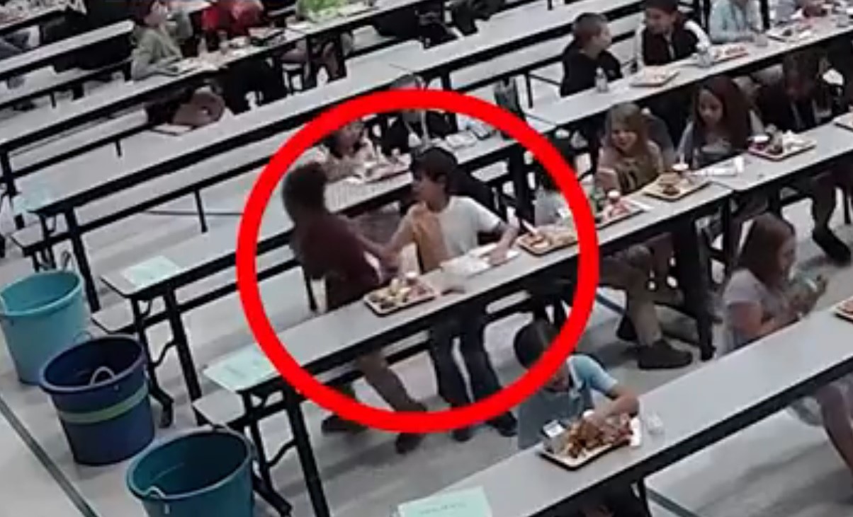 Συγκλονιστικό βίντεο: Μαθητής τρίτης τάξης σώζει τη ζωή συμμαθητή του από πνιγμό – «Δεν ήθελα να πεθάνει» λέει ο 8χρονος ήρωας