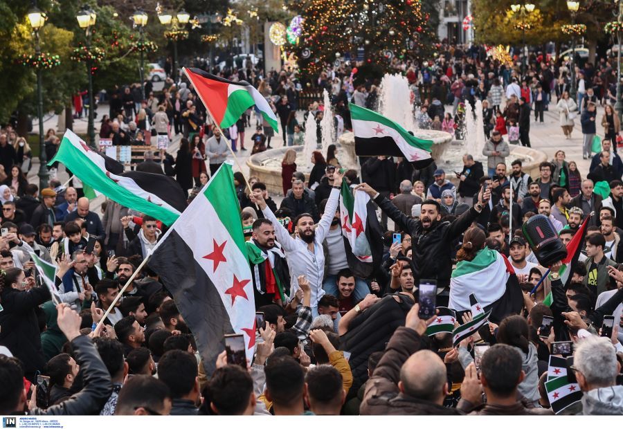 Σύνταγμα: Πανηγυρισμοί από Σύρους για την πτώση του Άσαντ – ΒΙΝΤΕΟ