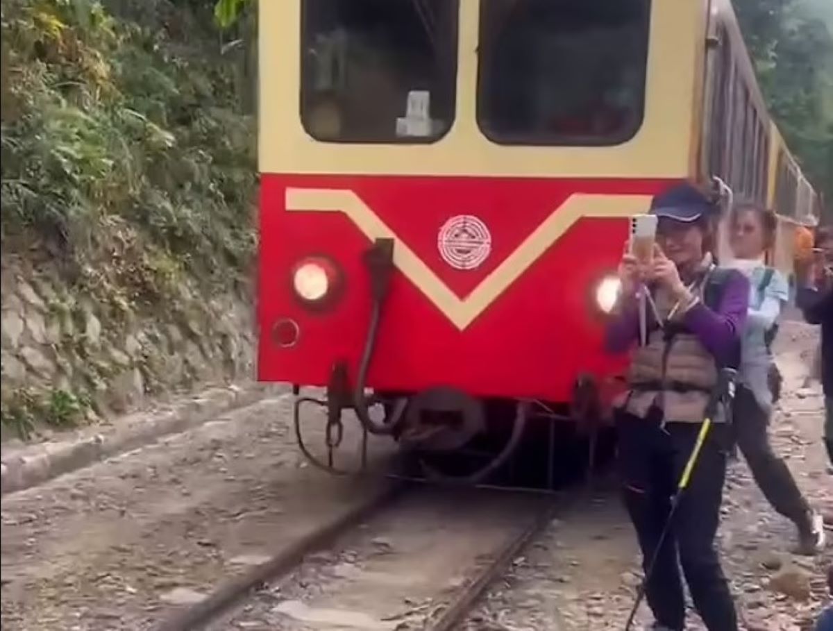 Βίντεο: 55χρονη προσπάθησε να βγάλει selfie με τρένο στην Ταϊβάν – Παρασύρθηκε και προκάλεσε καθυστέρηση