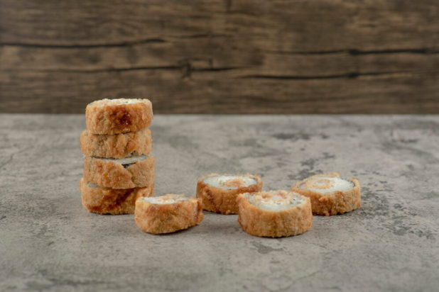 Συνταγή για πεντανόστιμα ρολάκια με ροκφόρ - Ιδανική επιλογή για ένα γρήγορο ορεκτικό