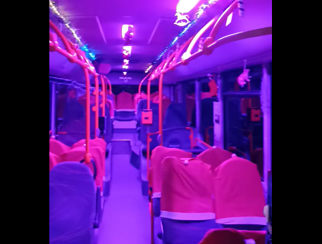 Θεσσαλονίκη: To πιο χριστουγεννιάτικο λεωφορείο έβαλε και φέτος τα γιορτινά του – Δείτε βίντεο