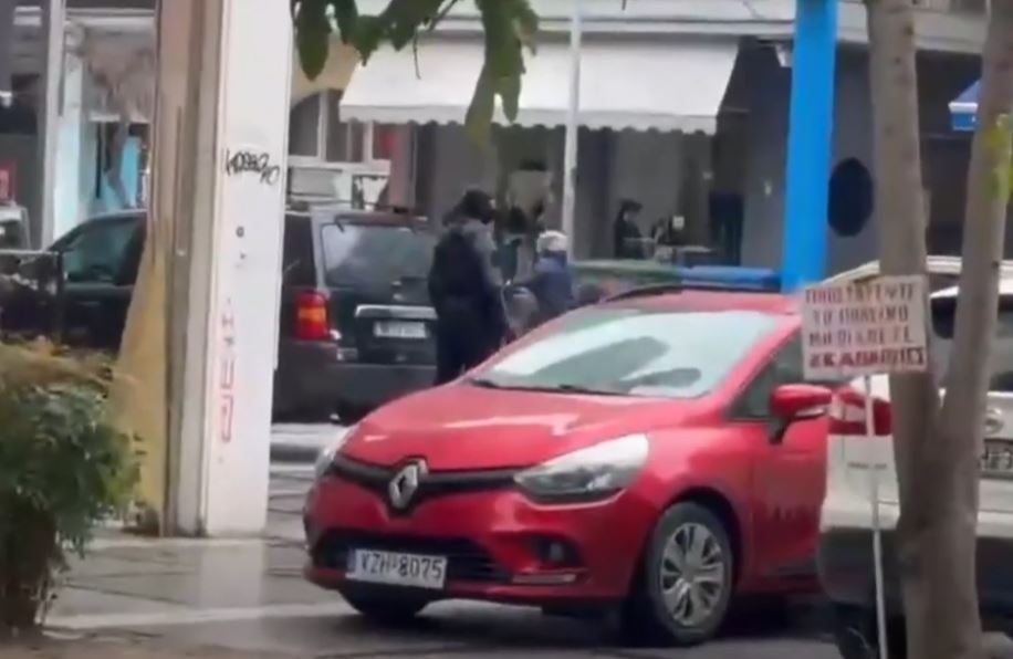 Αστυνομική επιχείρηση αυτή την ώρα στη Θεσσαλονίκη – Ισχυρές δυνάμεις έξω από διαμέρισμα – ΦΩΤΟ και ΒΙΝΤΕΟ