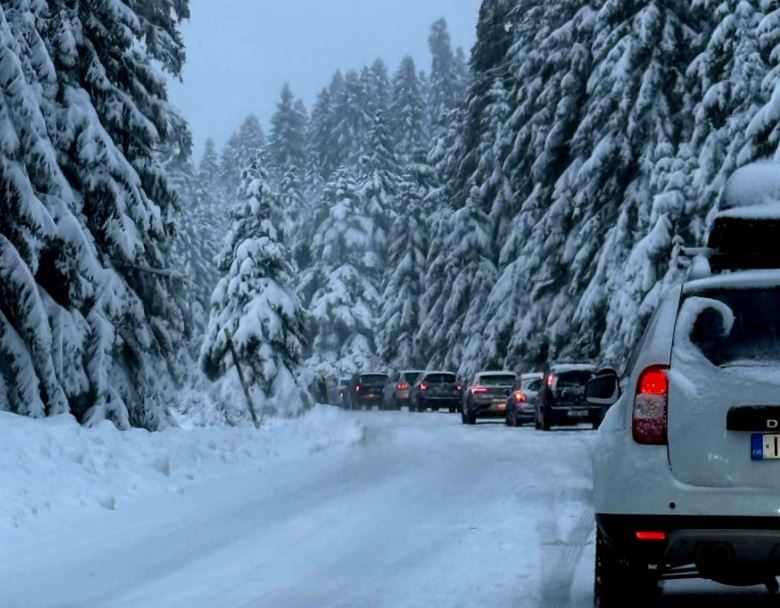 Tρίκαλα: Τεράστια ταλαιπωρία για πολλούς οδηγούς στο Περτούλι – Σχηματίστηκαν ουρές 15 χιλιομέτρων – ΦΩΤΟ και ΒΙΝΤΕΟ 