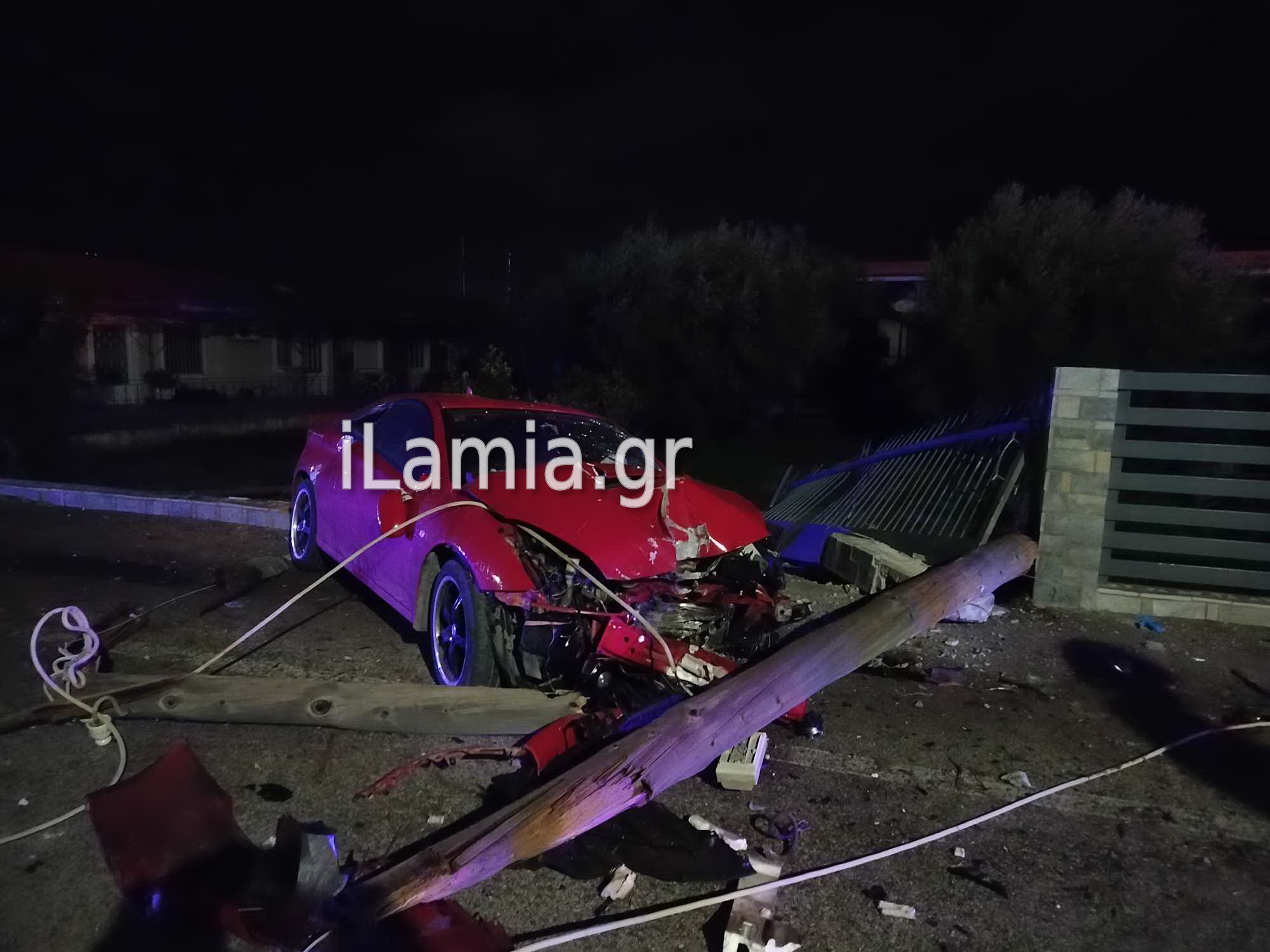 Σοβαρό τροχαίο στη Λαμία: Αυτοκίνητο προσέκρουσε σε μάντρα και κολώνες – Τραυματίστηκε ο οδηγός