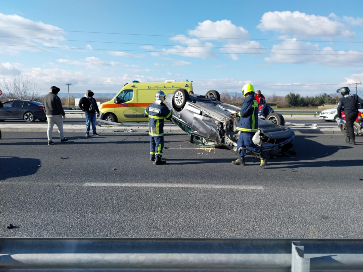 Λάρισα: Σοβαρό τροχαίο με δύο τραυματίες – Τούμπαρε αυτοκίνητο στη μέση του δρόμου – ΦΩΤΟ