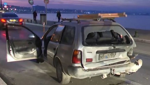 Θεσσαλονίκη: Τροχαίο με το… καλημέρα στην παραλιακή – Αυτοκίνητο προσέκρουσε σε σταθμευμένο όχημα – ΒΙΝΤΕΟ