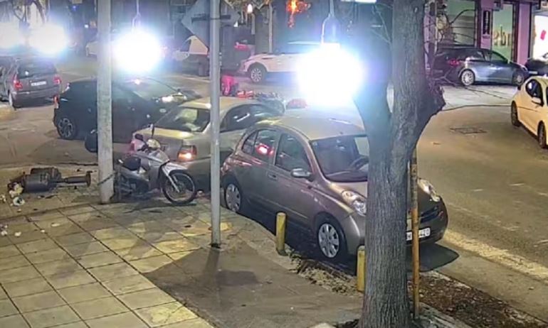 Θεσσαλονίκη: Βίντεο σοκ από την στιγμή της σύγκρουσης δύο αυτοκινήτων και ενός δικύκλου