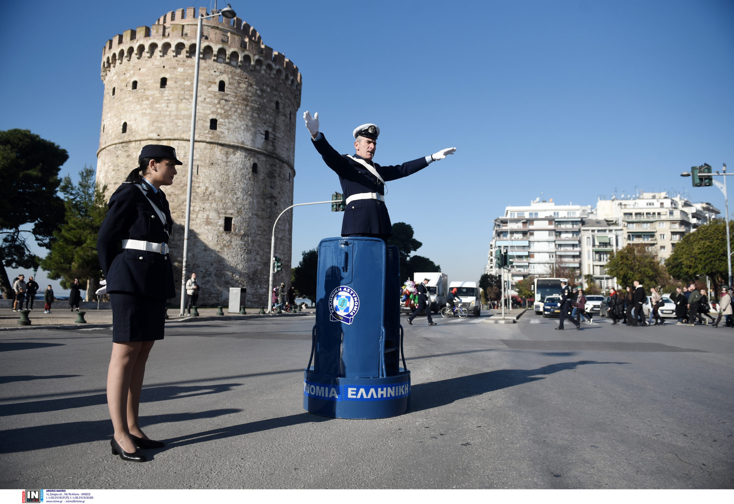 Θεσσαλονίκη: O τροχονόμος με το βαρέλι επέστρεψε στον Λευκό Πύργο για την τελευταία ημέρα του χρόνου