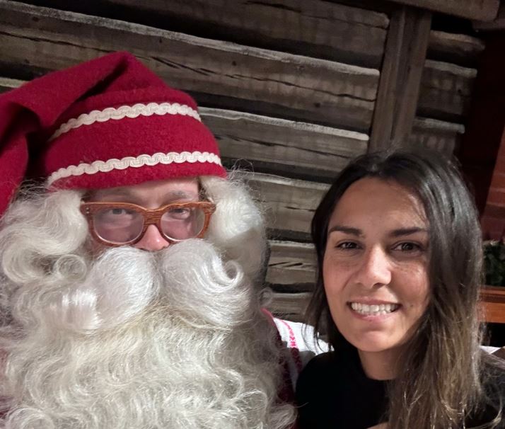 Φινλανδία: Ζωή σαν χριστουγεννιάτικο παραμύθι για την Ελένη Τσάμη – Ζει και εργάζεται στο Χωριό του Άγιου Βασίλη