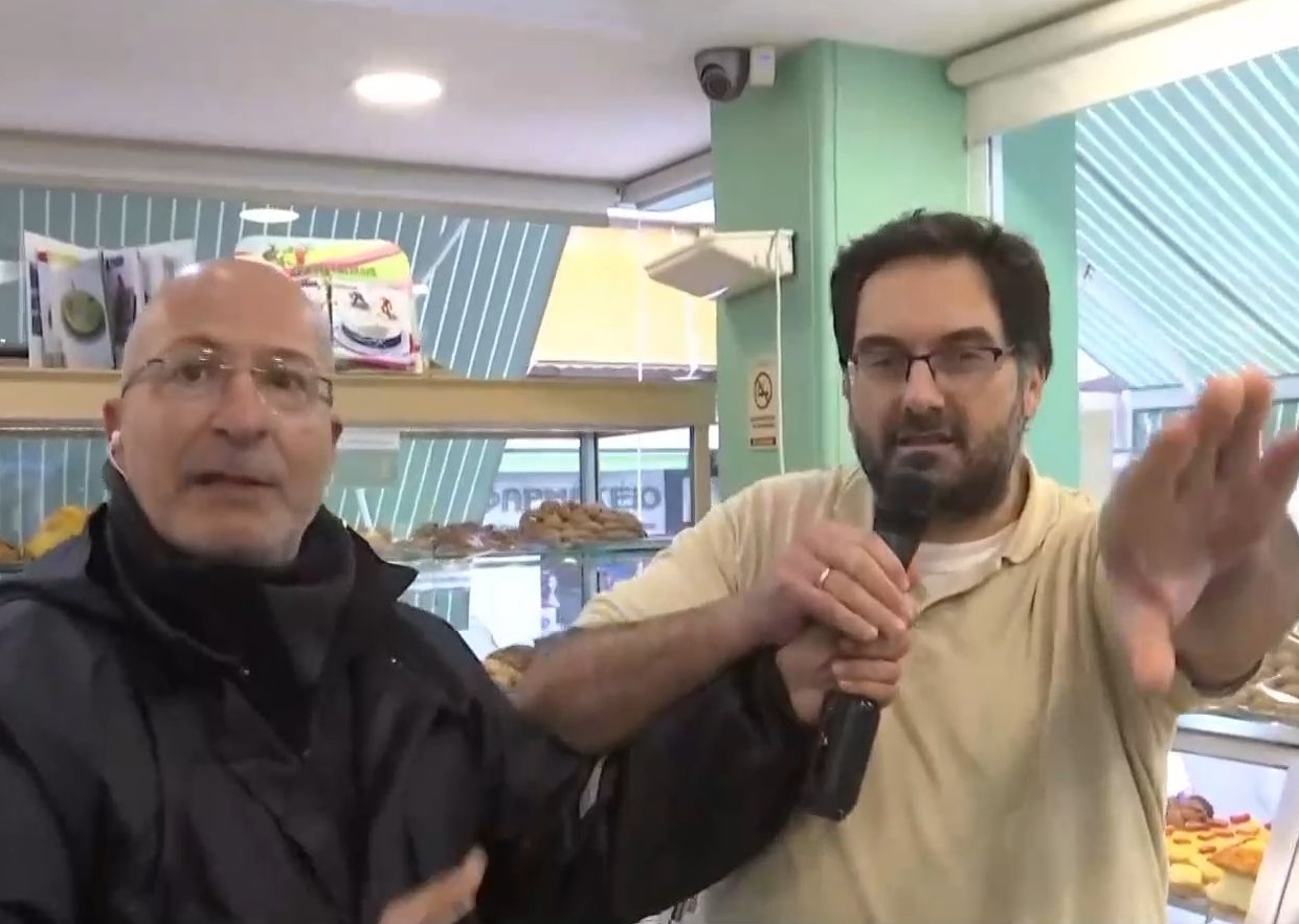 Γιώργος Τσελίκας: «Μάλωσε» με ζαχαροπλάστη που του άρπαξε το μικρόφωνο – «Φερ’ το εδώ» – «Δικό μου είναι ρε»