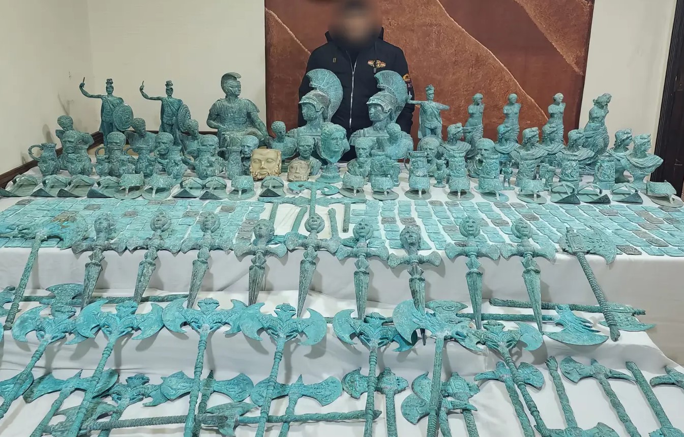 Αρχαιοκαπηλία στον βυθό: Ρωμαϊκά νομίσματα και ελληνικά αγάλματα στα χέρια κλεφτών στην Αίγυπτο – Βούτηξαν με καταδυτικό εξοπλισμό και τα ανέσυραν