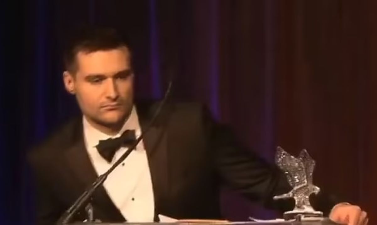 Βίντεο: Η στιγμή που στενός σύμβουλος του Τραμπ καταρρέει στην σκηνή