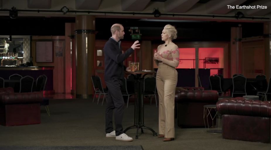 Πρίγκιπας Ουίλιαμ: Το βίντεο με την ηθοποιό και τα βελάκια ανάβει φωτιές στο παλάτι – Ένα «σχολιαρόπαιδο» θαυμάζει την ξανθιά καλλονή