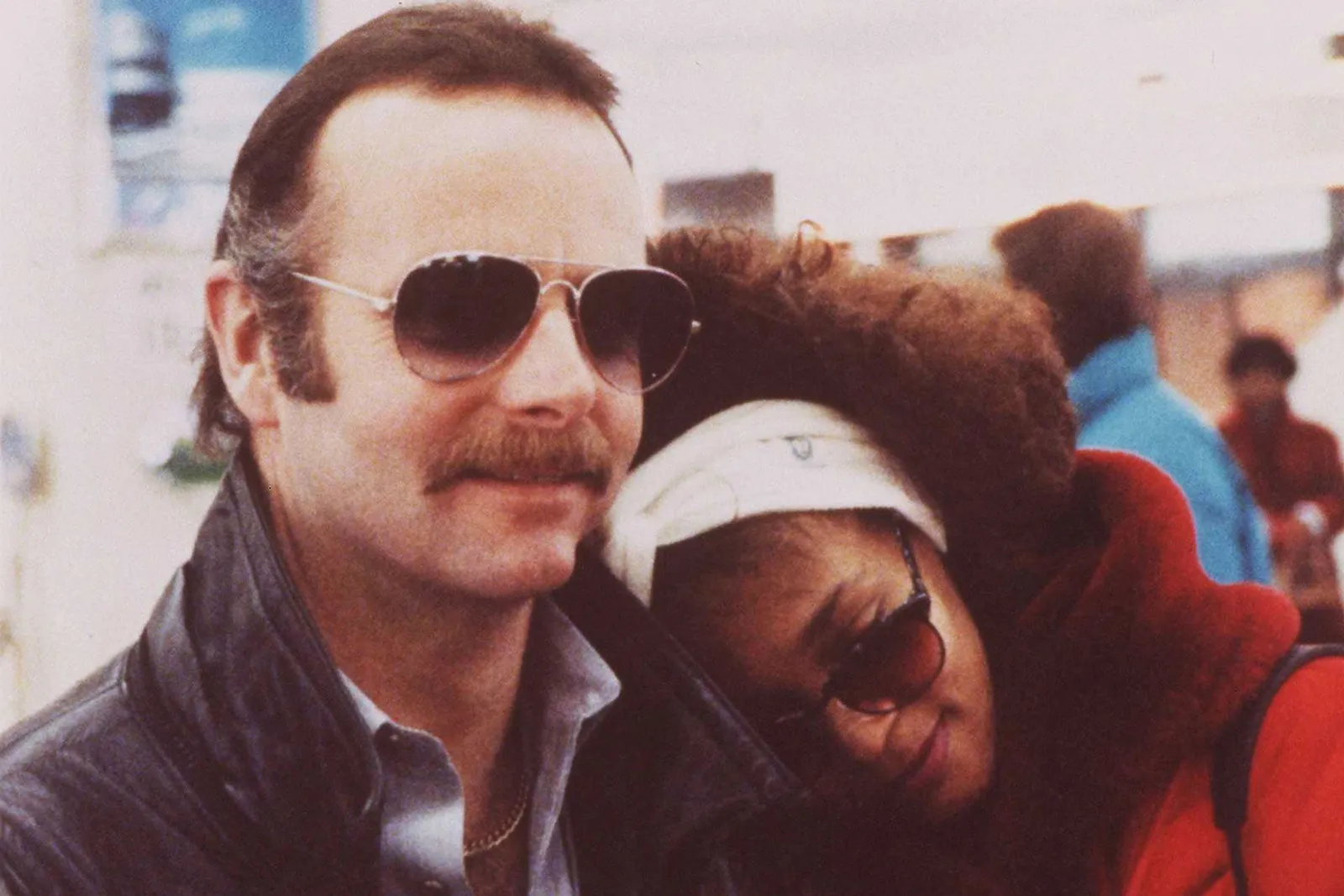 «Όταν έγειρε στον ώμο μου σκέφτηκα να τα παρατήσω όλα»: Αποκαλύψεις από τον πραγματικό σωματοφύλακα της Γουίτνεϊ Χιούστον