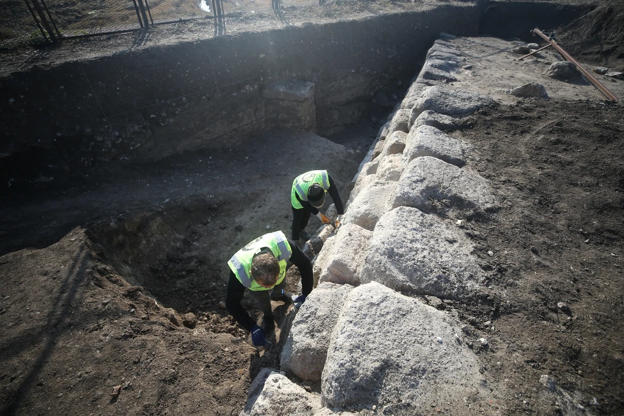 Το Λυδικό τείχος, ένα από τα καλύτερα διατηρημένα παραδείγματα, παραβάλλεται με άλλα αμυντικά τείχη της Ανατολίας, ειδικά με το τείχος της αρχαίας πρωτεύουσας του Φρυγικού βασιλείου Γόρδιον. Φωτογραφία: ΑΑ