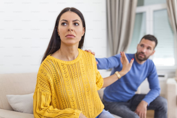 Οι 9 συμπεριφορές που μαρτυρούν ότι κάποιος νιώθει απογοητευμένος από εσάς, ακόμη και αν δεν το παραδέχεται