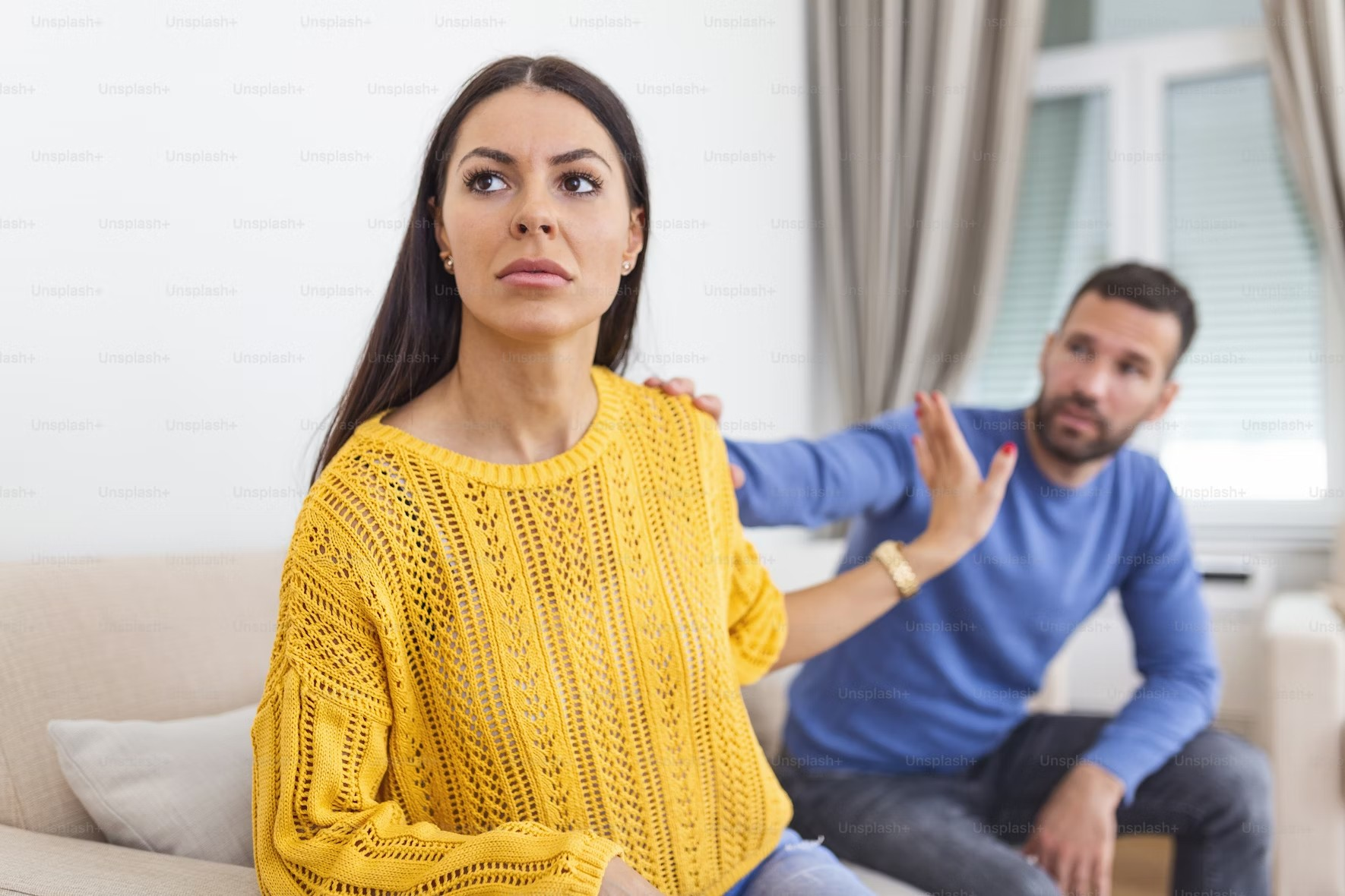 Οι 9 συμπεριφορές που μαρτυρούν ότι κάποιος νιώθει απογοητευμένος από εσάς, ακόμη και αν δεν το παραδέχεται