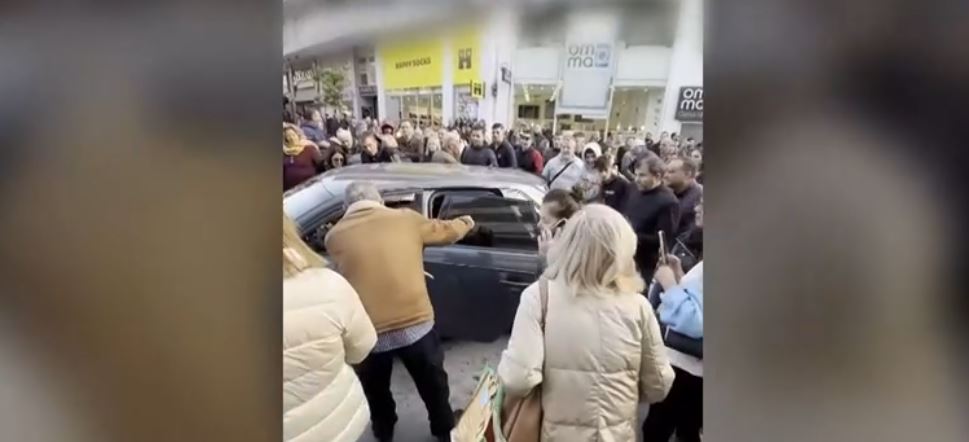 Χαλάνδρι: «Κατέβηκα να της πάρω ένα λουλούδι» λέει ο οδηγός που προκάλεσε κυκλοφοριακό χάος με το παρκάρισμά του