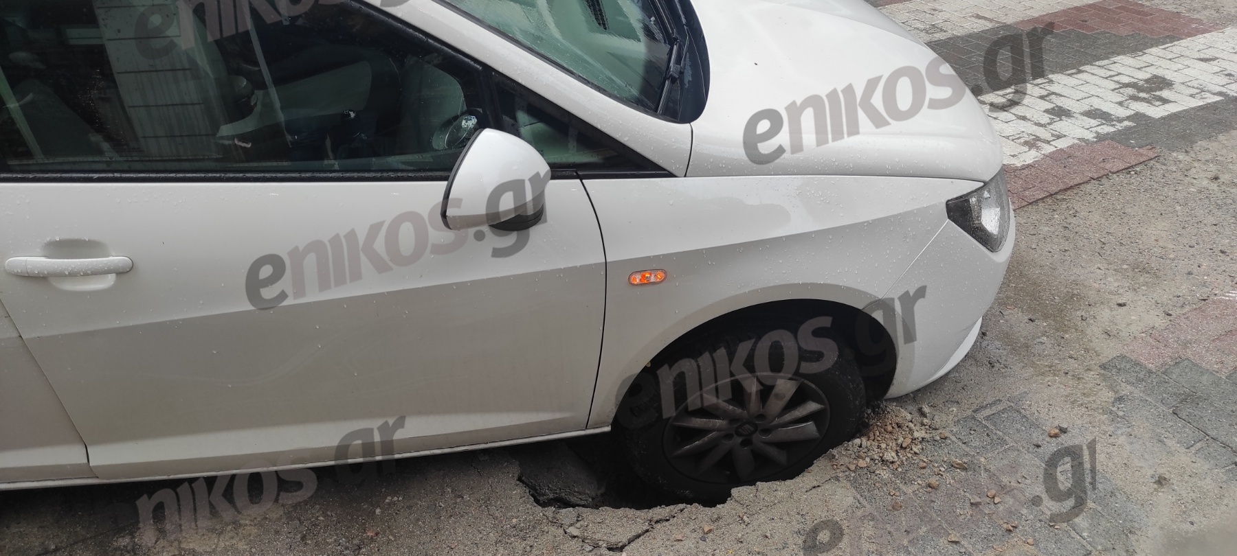 Κακοκαιρία Elena – Χαλκίδα: Υποχώρησε το οδόστρωμα και «κόλλησε» αυτοκίνητο – ΦΩΤΟ αναγνώστη