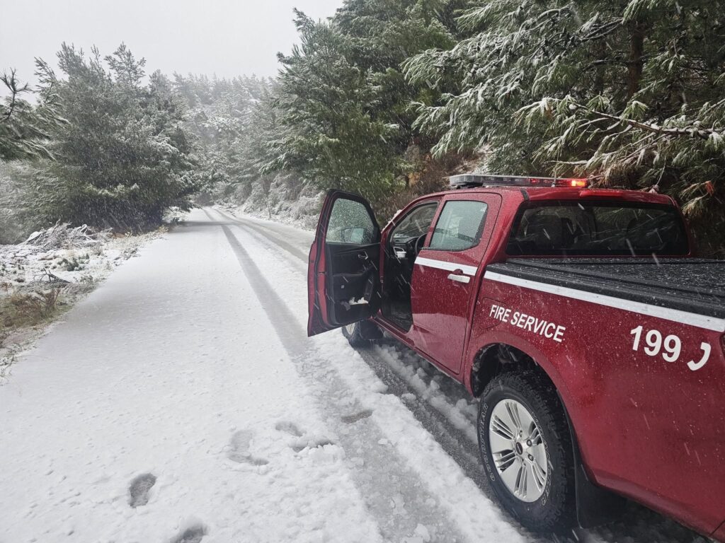 Χιόνια στη Χίο: Άσπρισε το βόρειο τμήμα το νησιού – Πού χρειάζονται αλυσίδες
