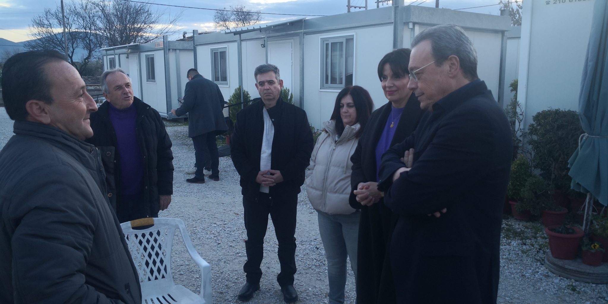 Σωκράτης Φάμελλος: Συναντήθηκε με τους σεισμοπαθείς που διαμένουν στα κοντέινερ στο χωριό Ζάρκο