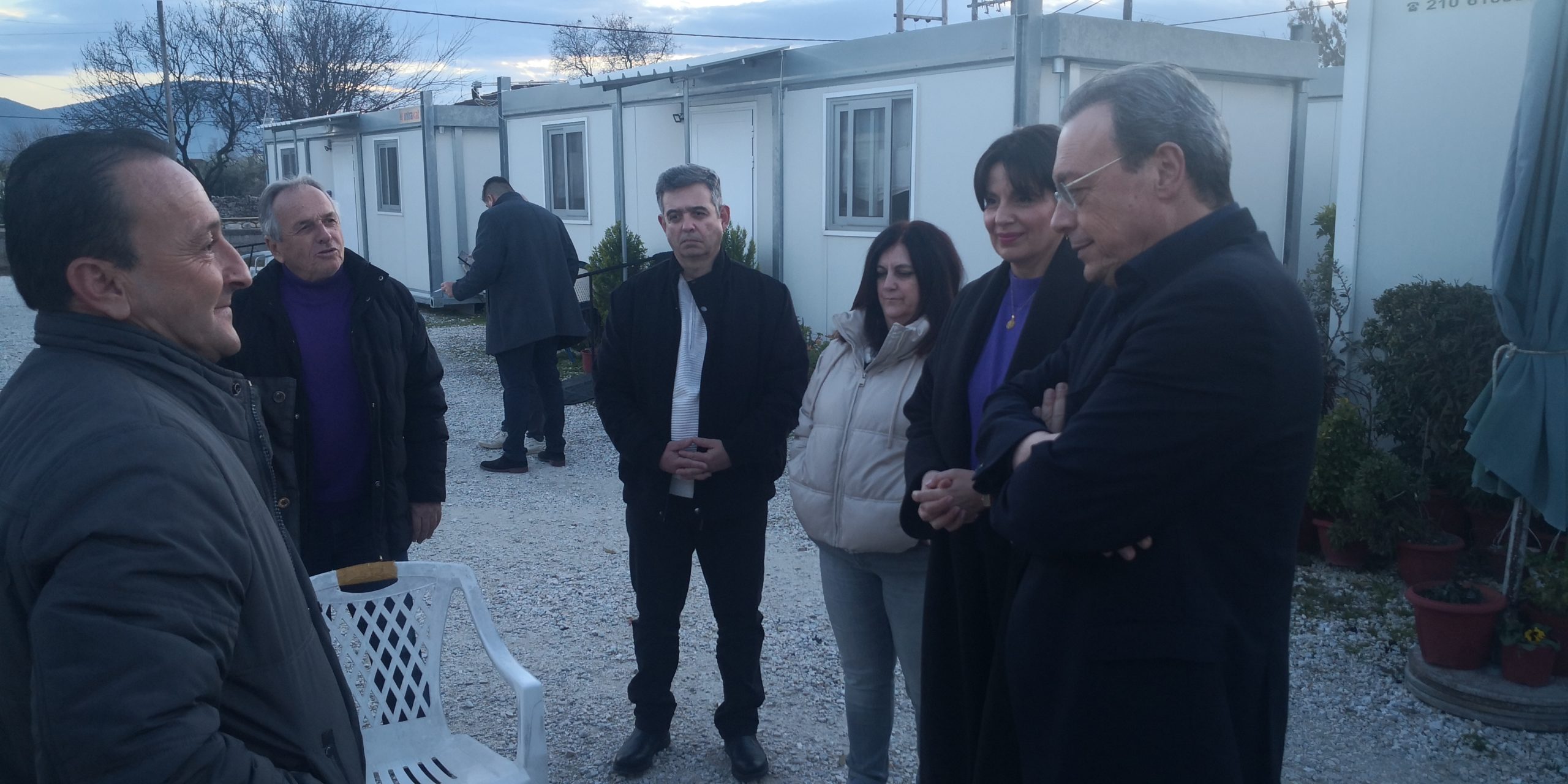 Σωκράτης Φάμελλος: Συναντήθηκε με τους σεισμοπαθείς που διαμένουν στα κοντέινερ στο χωριό Ζάρκο