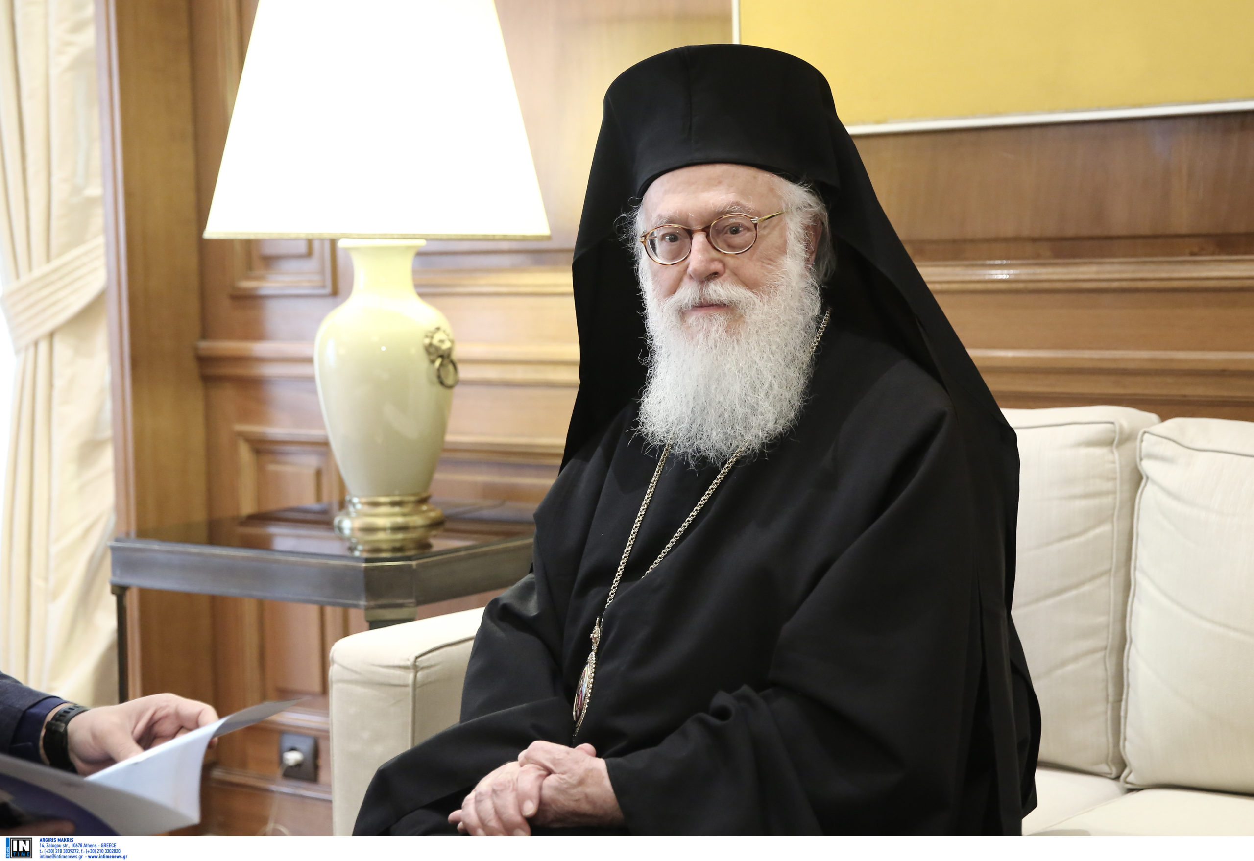 Στον Καθεδρικό Ναό των Τιράνων το σκήνωμα του μακαριστού Αρχιεπισκόπου Αναστάσιου – Σε λαϊκό προσκύνημα έως την Πέμπτη