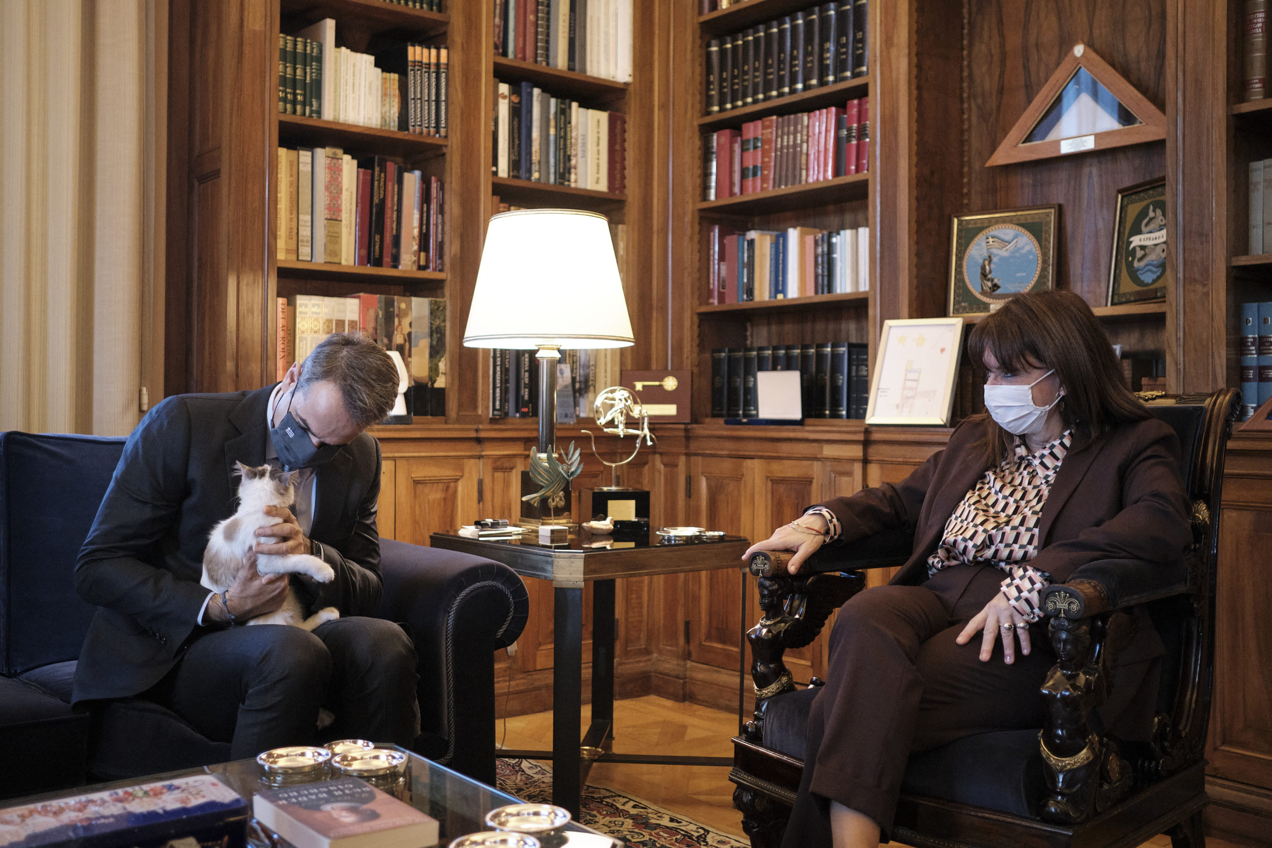 Σακελλαροπούλου - Μητσοτάκης - γάτα