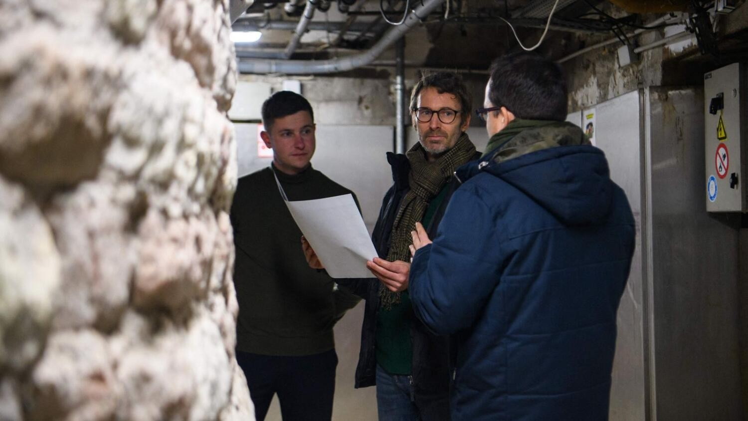 O αρχαιολόγος, ο διευθυντής του καταστήματος και ο ιστορικός, συζητούν σχετικά με τα ευρήματα. Φωτογραφία: AFP