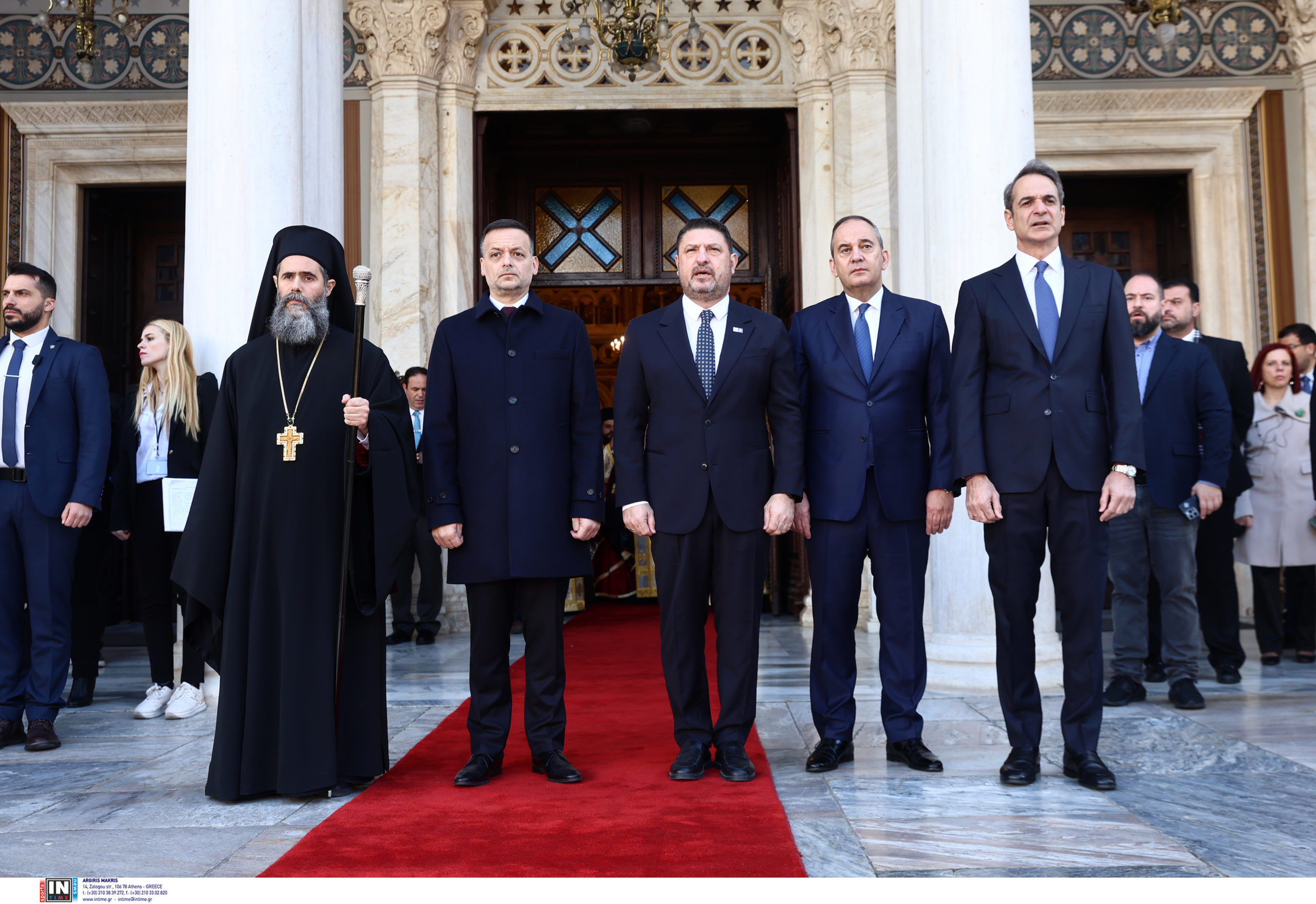 Μητρόπολη Αθηνών: Τα πηγαδάκια και οι χειραψίες στη δοξολογία για το νέο έτος