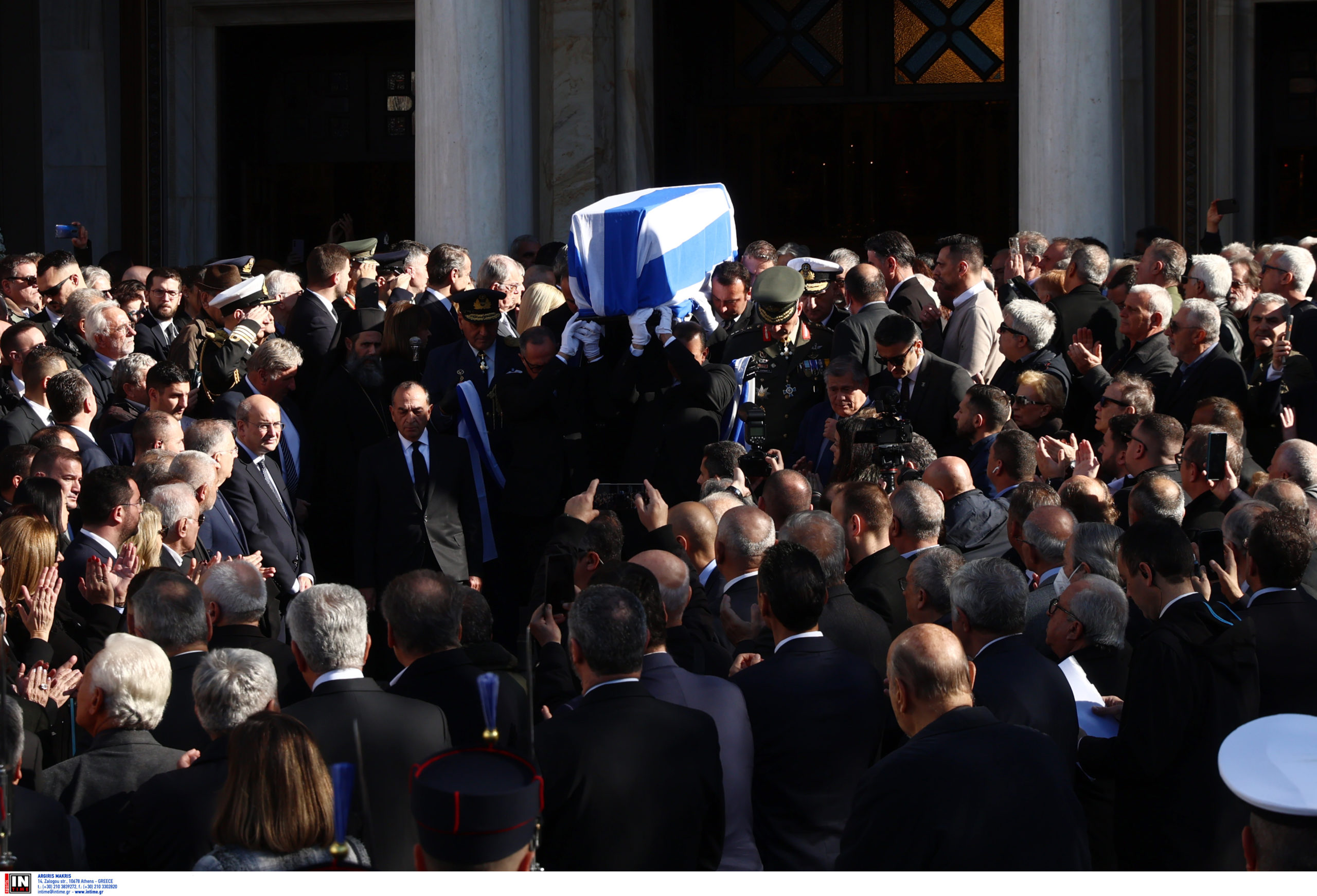 Κηδεία Κώστα Σημίτη: «Αθάνατος» φώναξαν όταν βγήκε το φέρετρο από την Μητρόπολη – Δείτε βίντεο