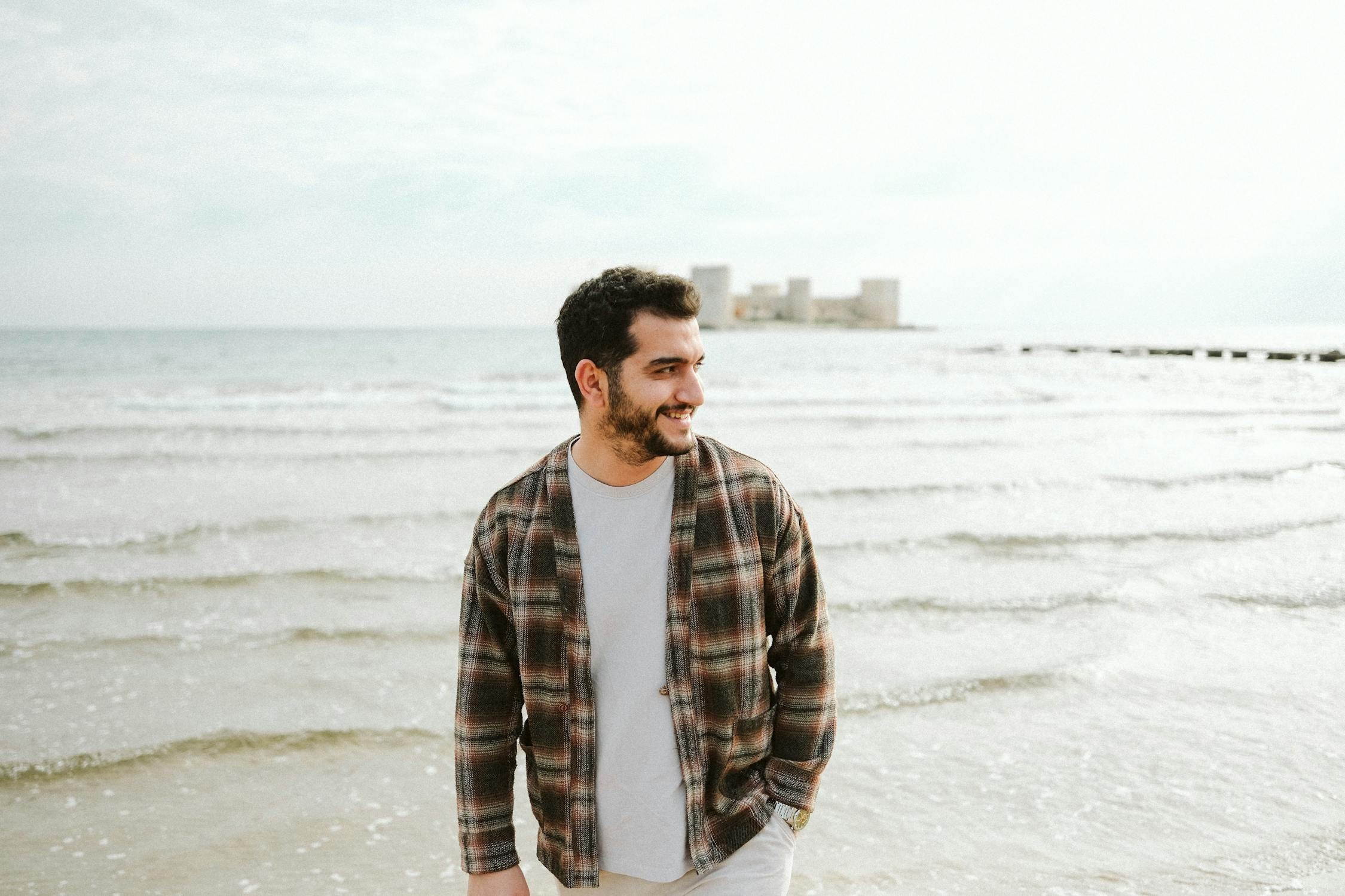 Οι άνθρωποι που «κολλάνε» στις σχέσεις τους, συνήθως είχαν αυτές τις 8 εμπειρίες στην παιδική ηλικία