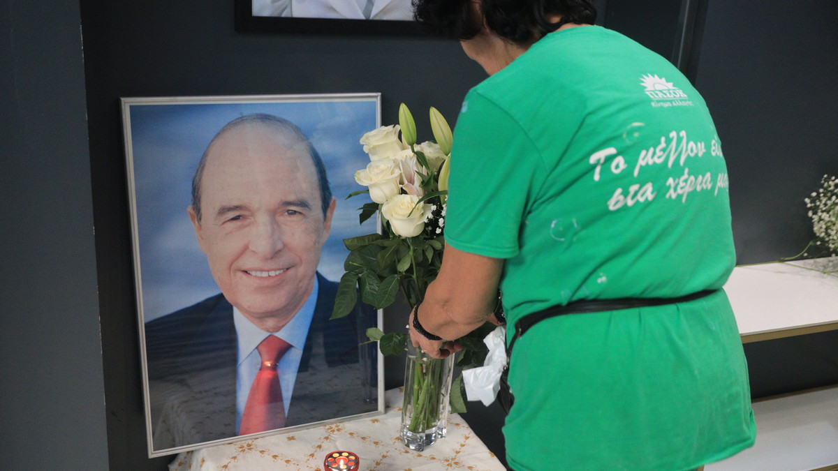 Σήμερα στις 12:00 η κηδεία του Κώστα Σημίτη – Στο Α’ νεκροταφείο η ταφή με τιμές εν ενεργεία πρωθυπουργού