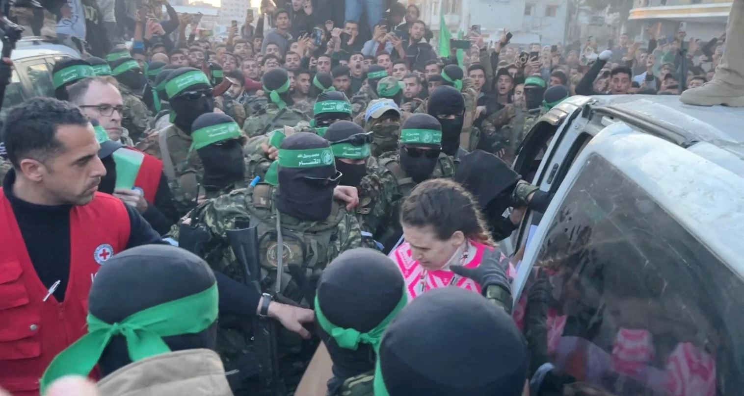 Σε ισραηλινό έδαφος οι 3 πρώτες γυναίκες όμηροι της Χαμάς – Το ερχόμενο Σάββατο η επόμενη απελευθέρωση λέει η οργάνωση