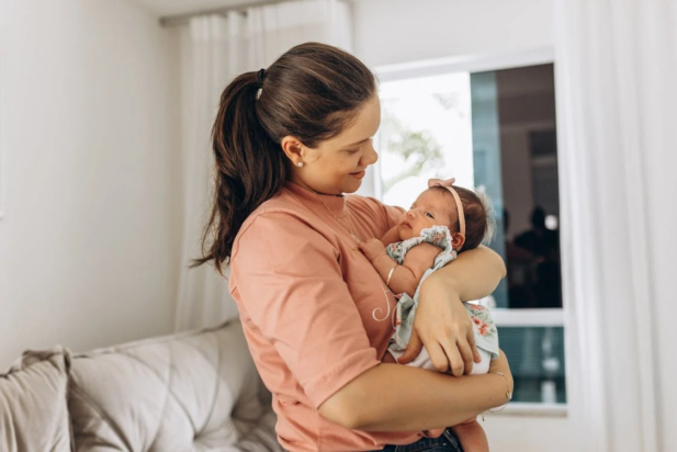 Είναι έξαλλη με τον σύζυγό της γιατί δεν βοηθάει στις δουλειές του σπιτιού – «Είχαμε συμφωνήσει ότι θα κάνει εκείνη τα πάντα και θα δουλεύω μόνο εγώ»