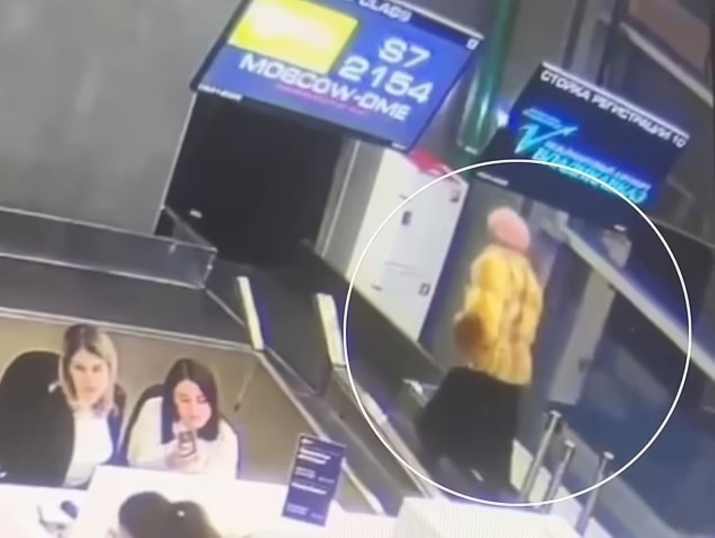 Βίντεο: Καρέ καρέ η στιγμή που επιβάτης μπερδεύει την κινούμενη ταινία αποσκευών με κυλιόμενο διάδρομο επιβατών – «Ήθελε να ζήσει την εμπειρία»