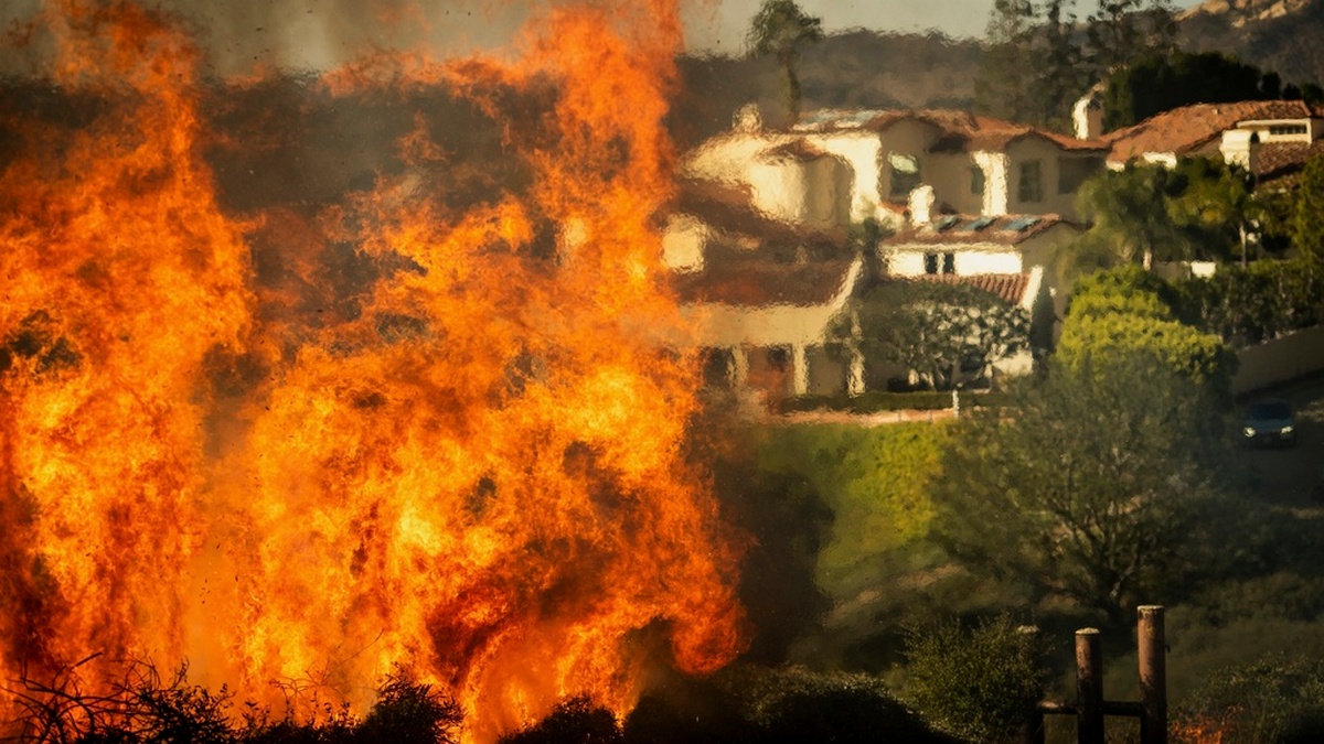Μεγάλη πυρκαγιά σε προάστια του Λος Άντζελες – Χιλιάδες κάτοικοι καλούνται να εγκαταλείπουν τις οικίες τους